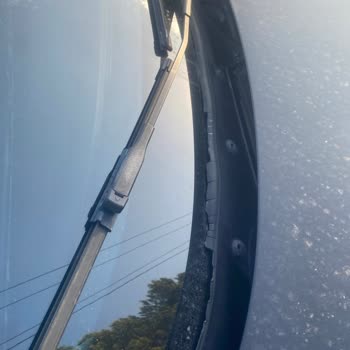 BMW 1 Serisi Ön Cam Plastik Kapağında Yıpranma Ve Dökülme Sorunu