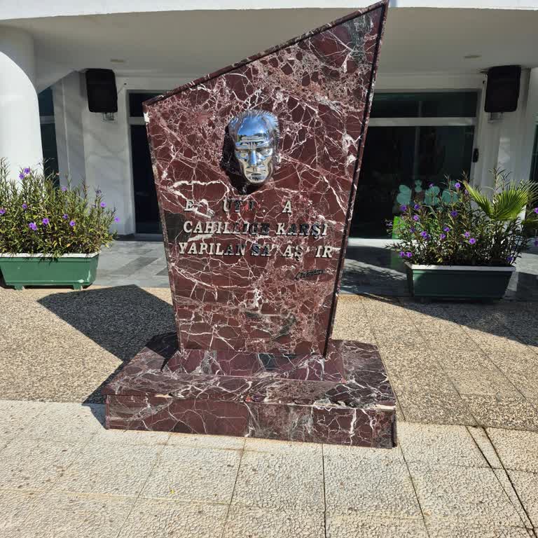 Atatürk Büstünün Bakımsızlığı Ve Küçüklüğü Okula Yakışmıyor