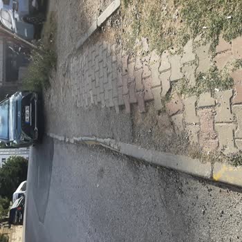 Kaldırıma Park Eden Araçlar Yaya Güvenliğini Tehlikeye Atıyor