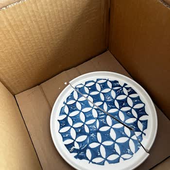 Kahvaltı Setinde Kırık Mavi Pasta Tabağı Mağduriyeti