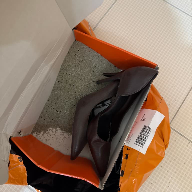 Sipariş Edilen Ayakkabının Kirli Ve Düzensiz Gönderilmesi