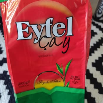 Eyfel Çay İçinde Neredeyse Tamamen Sap Ve Çöp Var