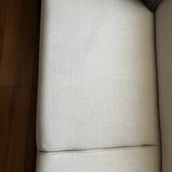 Leke Tutmaz Denilen Koltuk Ve Masa Kısa Sürede Leke Ve Tiftik Yaptı, Çözüm Sunulmadı