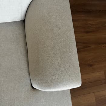 Leke Tutmaz Denilen Koltuk Ve Masa Kısa Sürede Leke Ve Tiftik Yaptı, Çözüm Sunulmadı