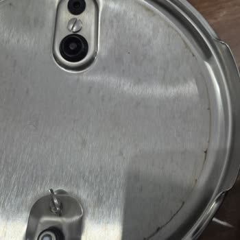 Yeni Alınan Düdüklü Tencerenin Kapağında İlk Kullanımda Pas Lekesi Oluştu