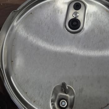 Yeni Alınan Düdüklü Tencerenin Kapağında İlk Kullanımda Pas Lekesi Oluştu