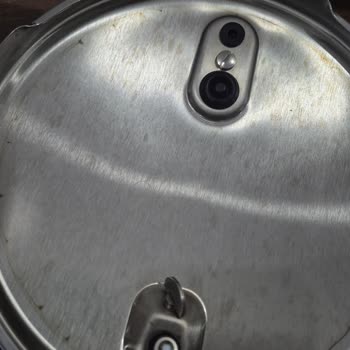 Yeni Alınan Düdüklü Tencerenin Kapağında İlk Kullanımda Pas Lekesi Oluştu