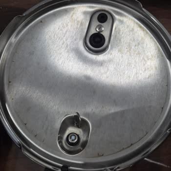 Yeni Alınan Düdüklü Tencerenin Kapağında İlk Kullanımda Pas Lekesi Oluştu