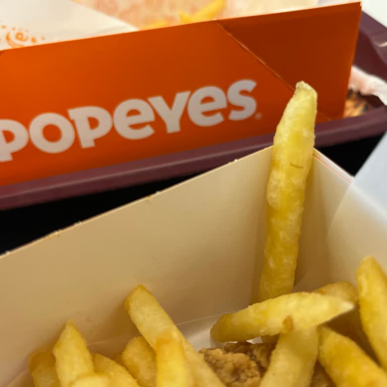 Popeyes İstanbul Havalimanı'nda Patates Kızartmasında Kıl Ve İlgisiz Personel