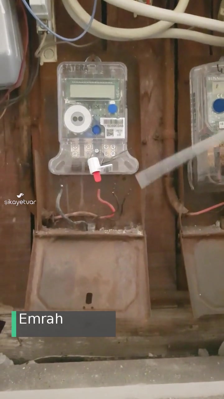 Boğaziçi Elektrik - Bedaş Elektrik Olan Çıplak Kabloyu Yalıtmadan Bırakıyor videonun kapak resmi