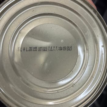 Tarihi Geçmiş Ve Hasarlı Salça İçin İlgisiz Mağaza Yönetimi