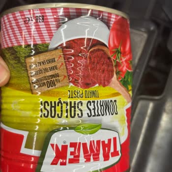 Tarihi Geçmiş Ve Hasarlı Salça İçin İlgisiz Mağaza Yönetimi