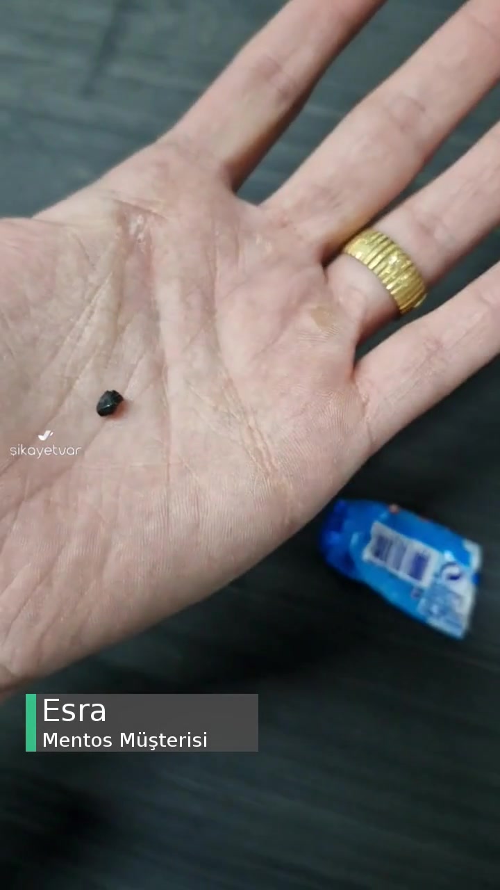 Mentos Şekerden Plastik Çıktı Bir Çocuk Fark Etmeden Yutabilirdi videonun kapak resmi