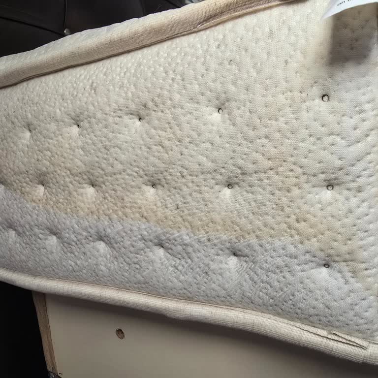 Leke Çıkarıcı Ürün Yatakta Kalıcı Kokuya Sebep Oldu