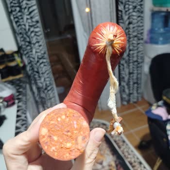 Aşırı Baharatlı Ve Turuncu Renkli Sucuk Güvenimi Sarstı, İade İstiyorum