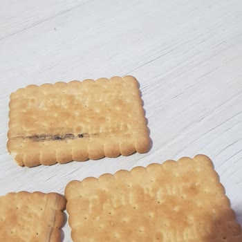 Aldığım Ülker Petit Beurre Bisküvilerde Siyah Çizgiler Ve Tat Değişikliği