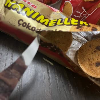 Aldığım Bisküvinin İçinden Kurt Çıktı Bayat Tadı Vardı