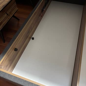 Kurulum Eksikleri Ve Kirli Ürün Nedeniyle Yatak Odasını Kullanamıyoruz