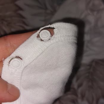 LCW'den Alınan Bebek Zıbınları İlk Kullanımda Yırtıldı