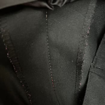 Yüksek Fiyatlı Damatlıkta Kalitesiz Dikiş Ve Kumaş Nedeniyle Hayal Kırıklığı