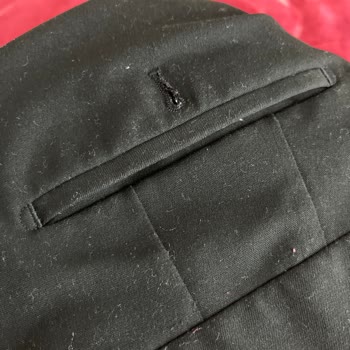 Yüksek Fiyatlı Damatlıkta Kalitesiz Dikiş Ve Kumaş Nedeniyle Hayal Kırıklığı