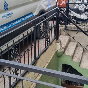 Zabıta Aracının Kaldırım İşgaline Tepki: Denetleyici Kurum Kurallara Uymuyor!