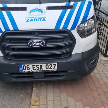 Zabıta Aracının Kaldırım İşgaline Tepki: Denetleyici Kurum Kurallara Uymuyor!