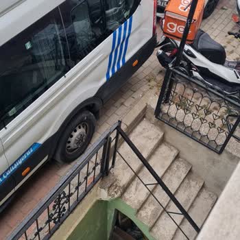 Zabıta Aracının Kaldırım İşgaline Tepki: Denetleyici Kurum Kurallara Uymuyor!