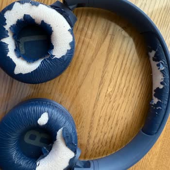 Kullanılmadan Soyulan JBL Kulaklık Derisi Hayal Kırıklığı Yarattı