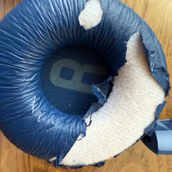 Kullanılmadan Soyulan JBL Kulaklık Derisi Hayal Kırıklığı Yarattı