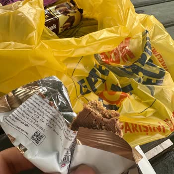 Aldığım Çikolatadan Kıl Çıkması Nedeniyle Hayal Kırıklığı Yaşadım