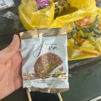 Aldığım Çikolatadan Kıl Çıkması Nedeniyle Hayal Kırıklığı Yaşadım