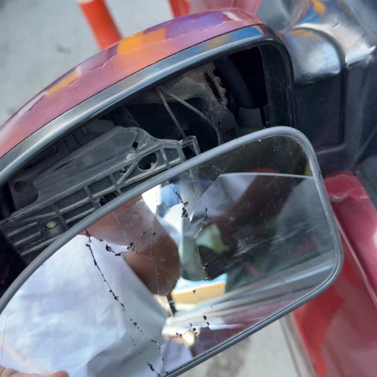 Oto Yıkama Makinesi Aynamı Kırdı, Görevliler İlgisiz Kaldı