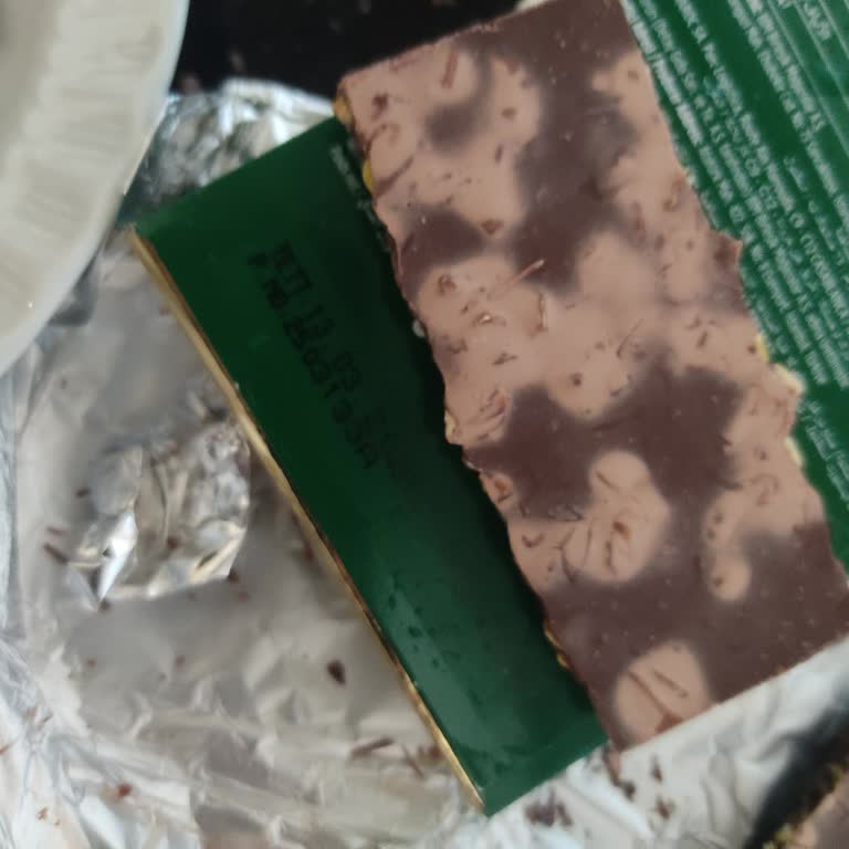 BİM Aldığım Çikolatanın Üzerinde Lekeler Çıktı, Tazelikten Şüpheliyim