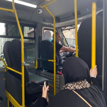 Minibüs Şoförünün Sigara İçmesi Ve Kaba Davranışı Yolculuğumuzu Olumsuz Etkiledi