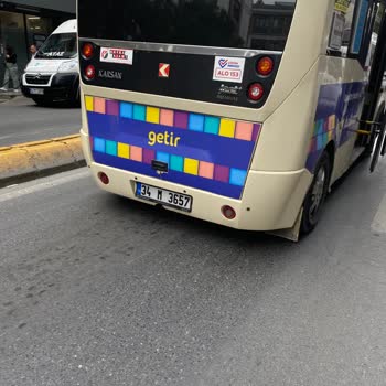 Minibüs Şoförünün Sigara İçmesi Ve Kaba Davranışı Yolculuğumuzu Olumsuz Etkiledi