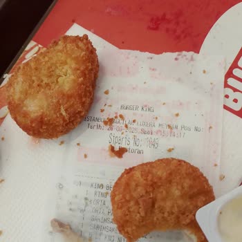 Burger King'de Nuğget İçinden Çıkan Kemik Ve İlgisiz Şube Müdürü