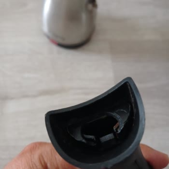 King Cezvenin Sapında Yer Alan Plastik Kısım Aniden Kırıldı