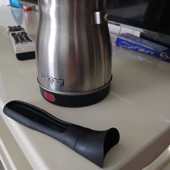 King Cezvenin Sapında Yer Alan Plastik Kısım Aniden Kırıldı