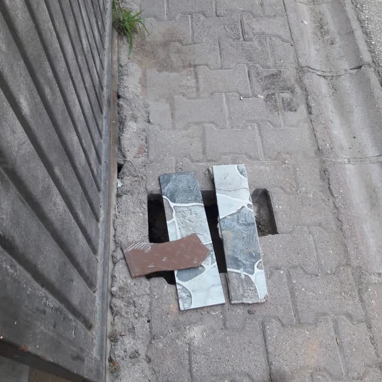 Yenidoğan Mahallesi'nde Onarılmayan Yol Güvenliğimizi Tehdit Ediyor