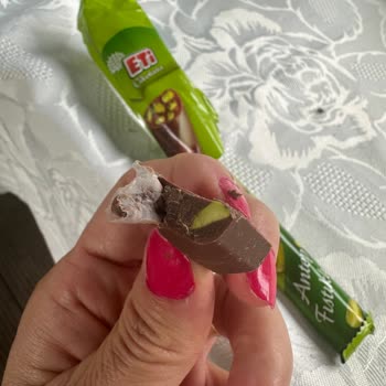 Eti Antep Fıstıklı Çikolatada Yabancı Cisim Şoku: Boğulma Tehlikesi Yaşadık