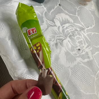 Eti Antep Fıstıklı Çikolatada Yabancı Cisim Şoku: Boğulma Tehlikesi Yaşadık