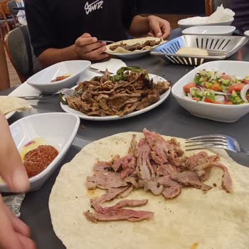 Köfteci Yusuf'ta Uzayan Bekleme Süresi Ve Çiğ Döner Mağduriyeti