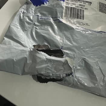 Açılmış Ve Bantlanmış İç Giyim Paketiyle Karşılaştım