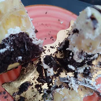 Dondurmadan Çıkan İp Ve İlgisiz Mağaza Çalışanı