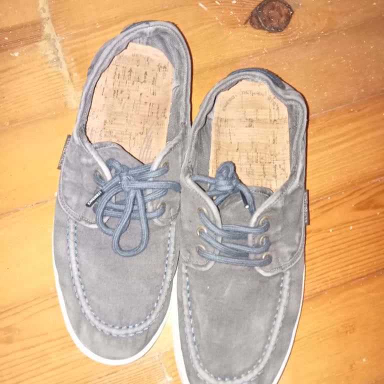 Kısa Sürede Rengi Solan Ve Yıpranan Ayakkabıya Olumsuz İnceleme Yanıtı