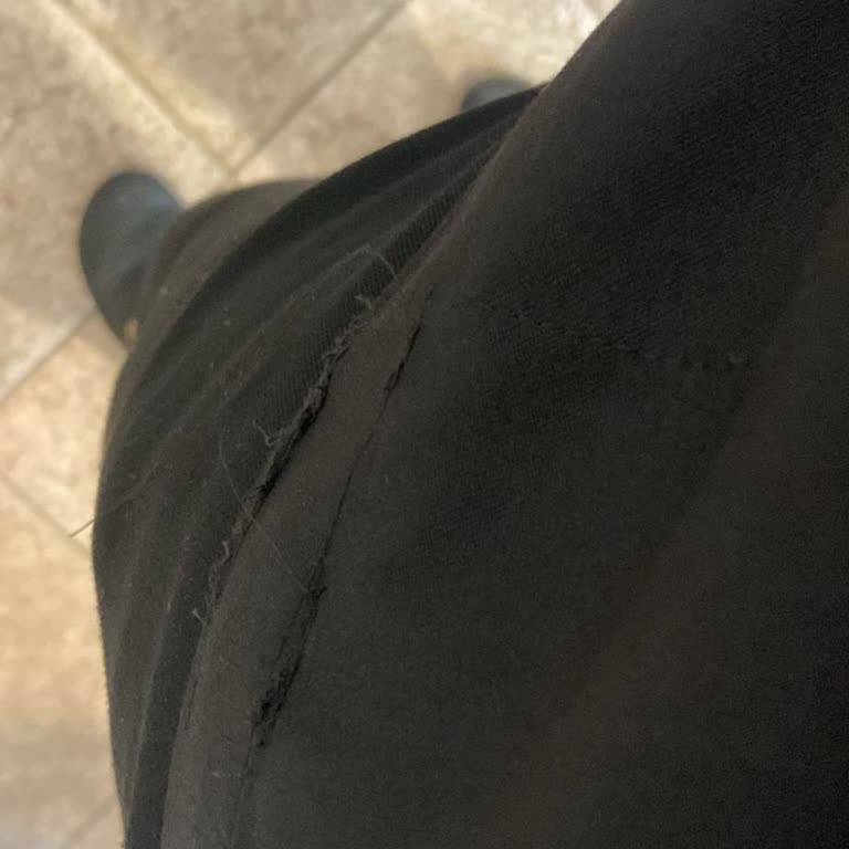 White Uniform Koltuk Altı Ve Alt Dikişlerinde Sökülmeler Meydana Geldi