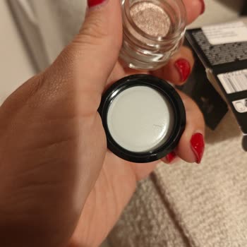 Kiko Milano Mousse Eyeshadow Came with Hair on Lid, Hygiene Complaint