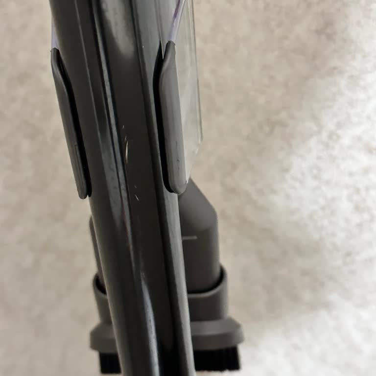 Dyson V12 Süpürge Borusunda Oluşan Çizikler Endişe Yaratıyor