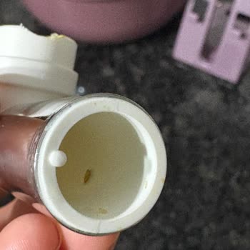 Kahve Makinesinin Süt Bölümünde Kurtlar Hijyen Ve Sağlık Riski Oluşturuyor